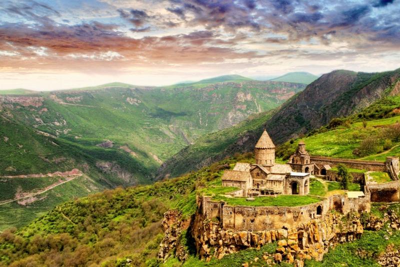 アルメニア　人気２大観光スポットをめぐる　ホルヴィラップ・ノラヴァンク　日帰りツアー