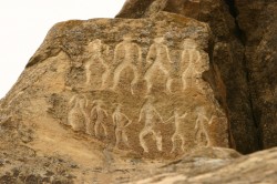 アゼルバイジャン　先史時代の遺跡と首都バクーをめぐる　日帰りツアー