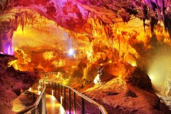 ジョージア　イメレティ地方の太古の幻想的な世界をめぐる　サタプリア鍾乳洞・プロメテウス鍾乳洞　日帰りツアー